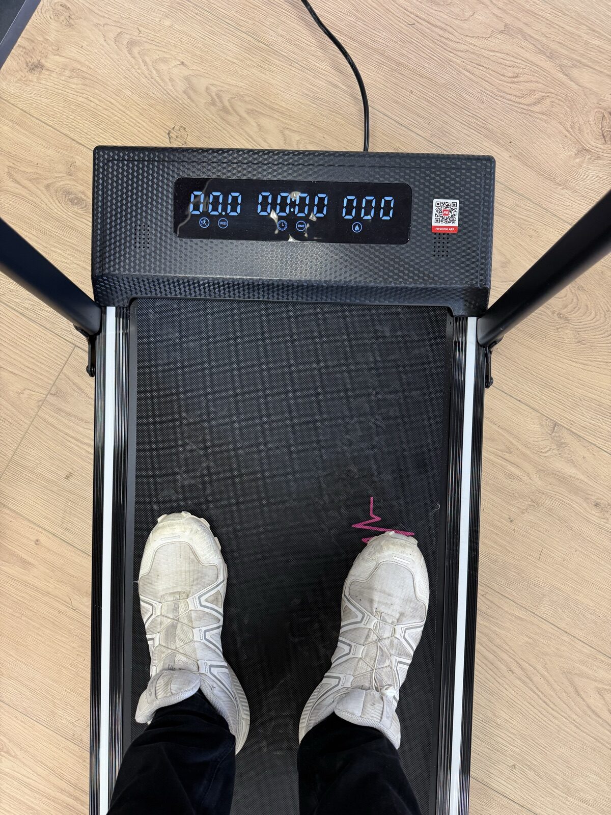 Fødder på VeloraFit løbebånd med display
